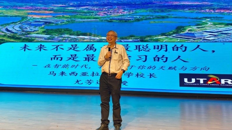 Prof Dato’ Ewe delivering his talk