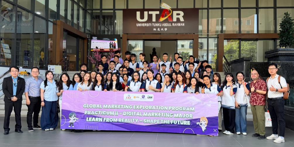 Group photo taken with the students from Ho Chi Minh City University of Economics and Finance (UEF)