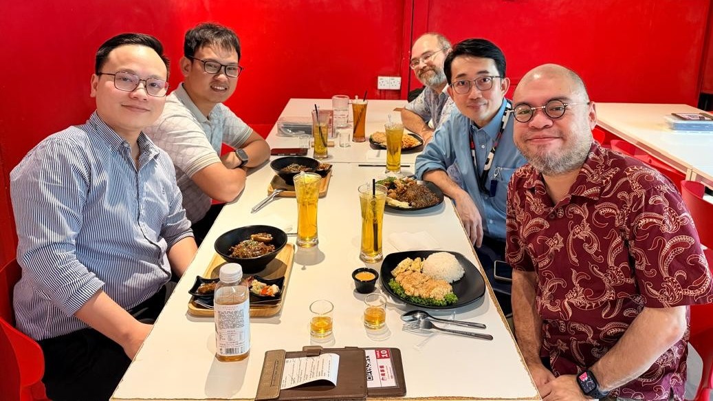 Mr Bùi Anh Dũng (left front), Mr Liên Kiến Quốc (left back), Ts Dr Ang (right front), Assoc Prof Dr David (right middle) and Mr Anthony Gandolfo Miranti Jr (right back)