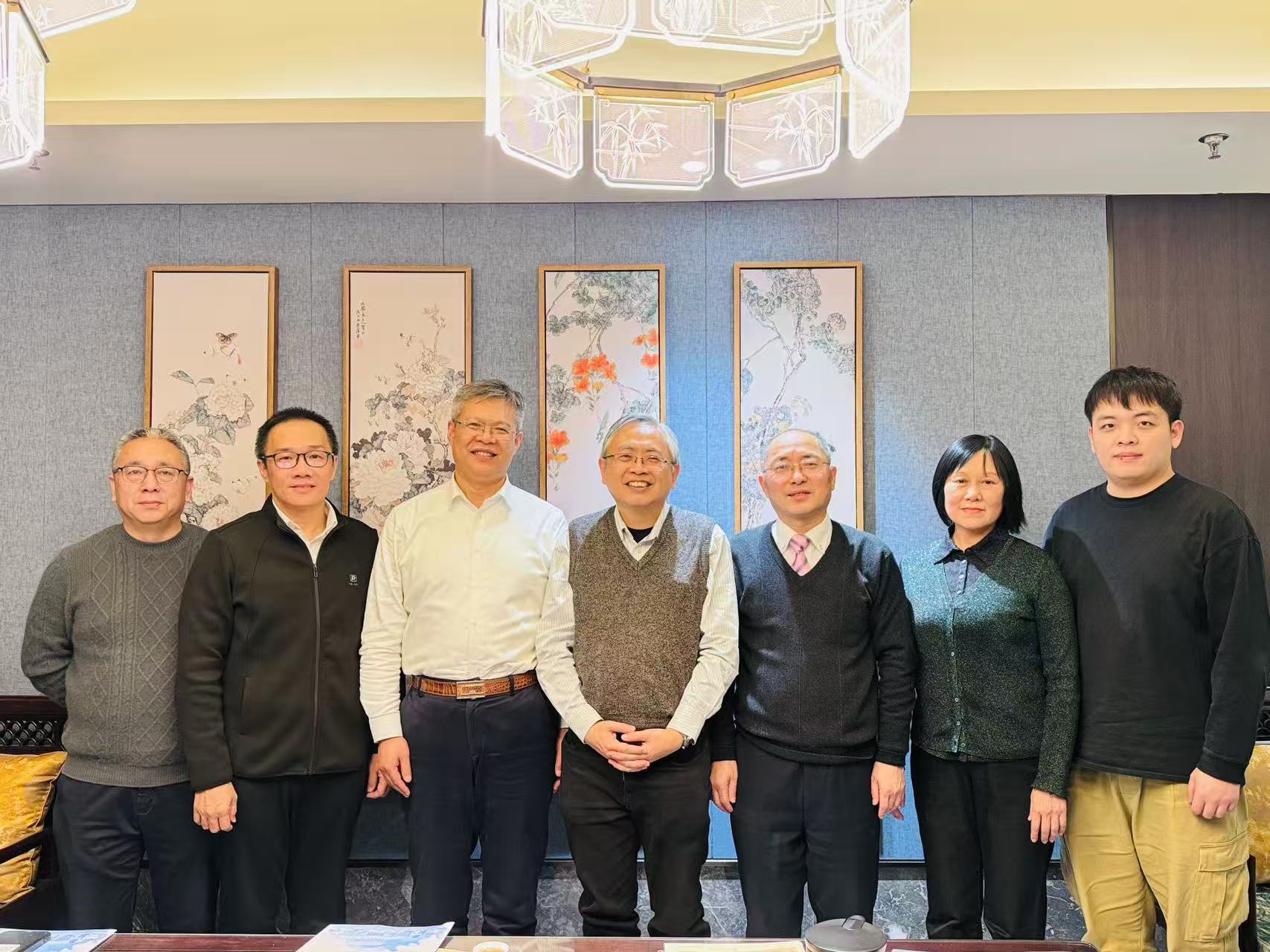 Prof Dato’ Ewe (middle) with UTAR and Chaoyang Normal University delegates