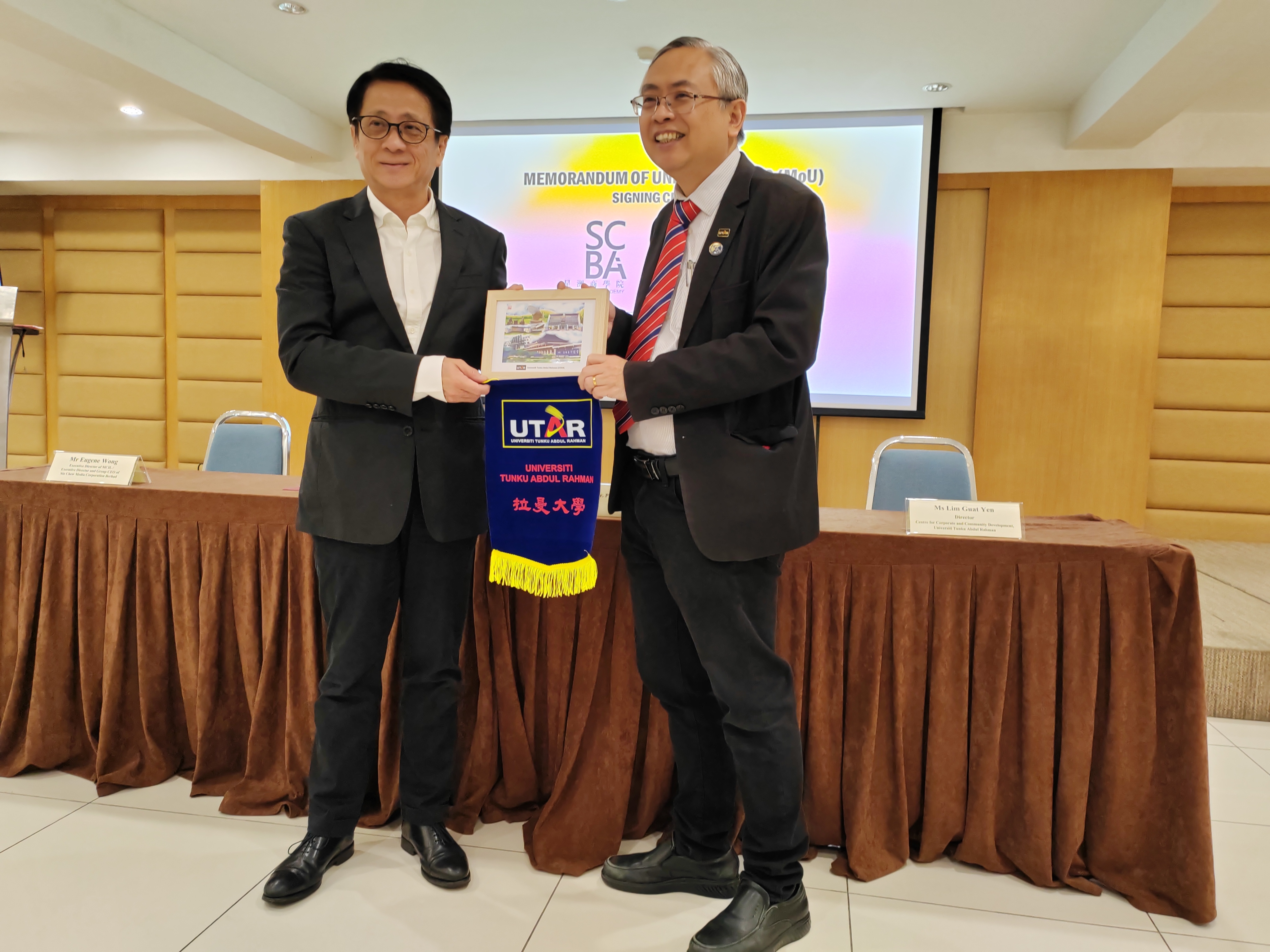 Prof Dato’ Ewe (right) presenting souvenirs to Mr Khoo