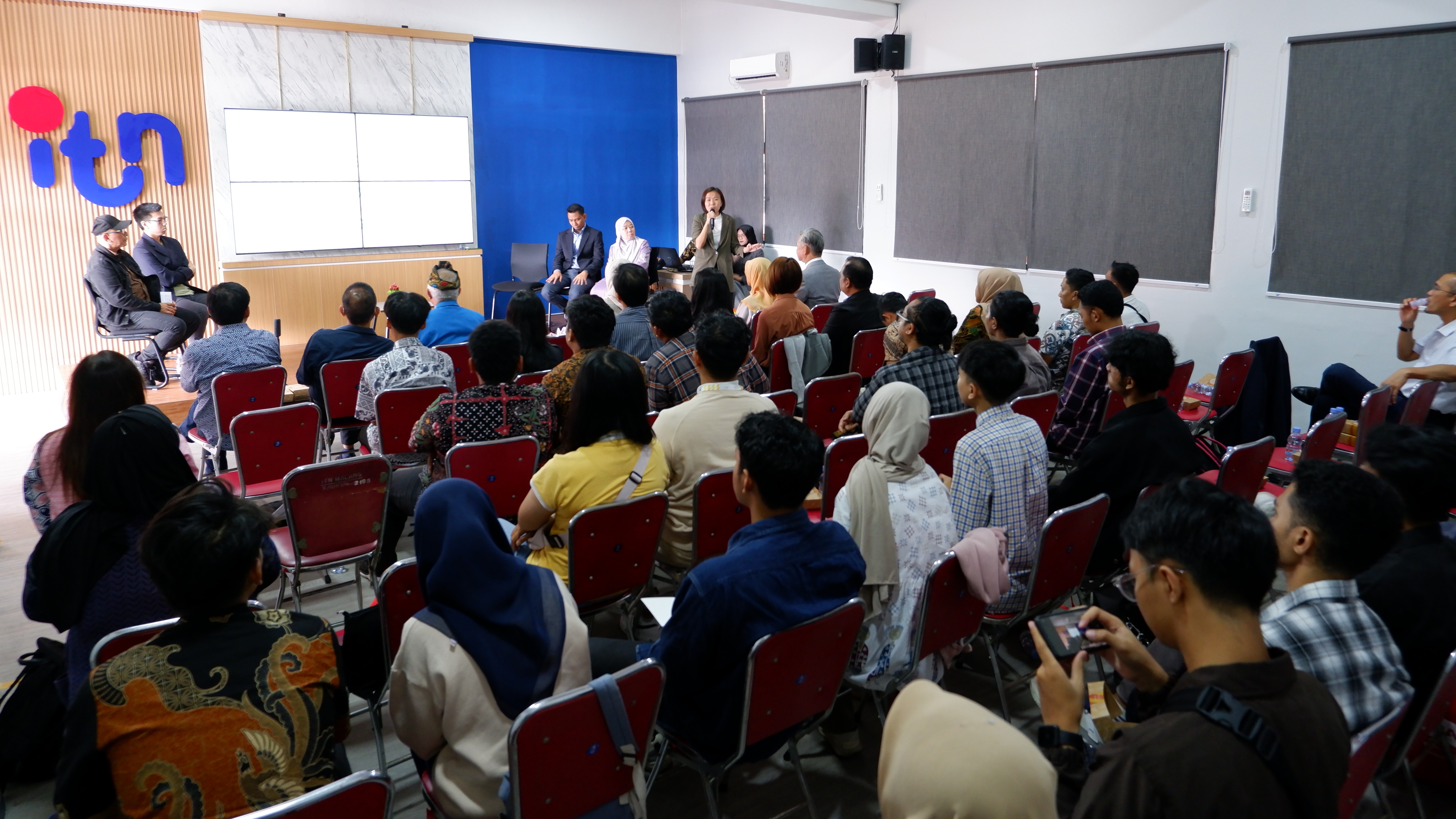MRED student Jen Li Yen responding to a question from the audience during the forum