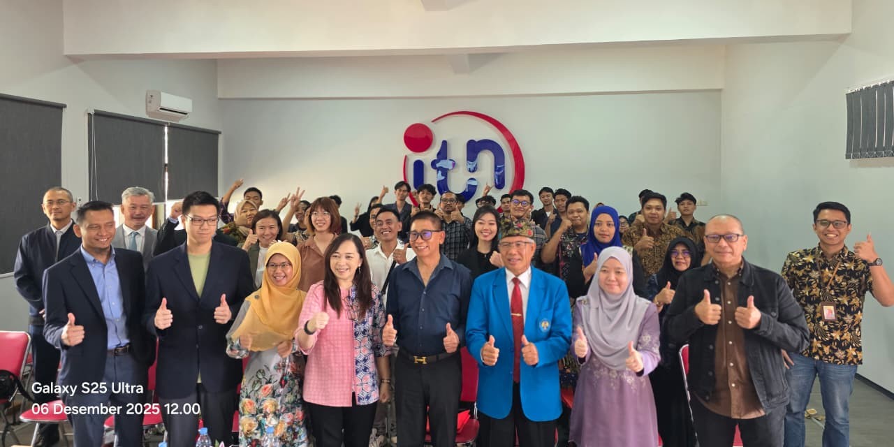 Group photo of panellists, committee members, and participants