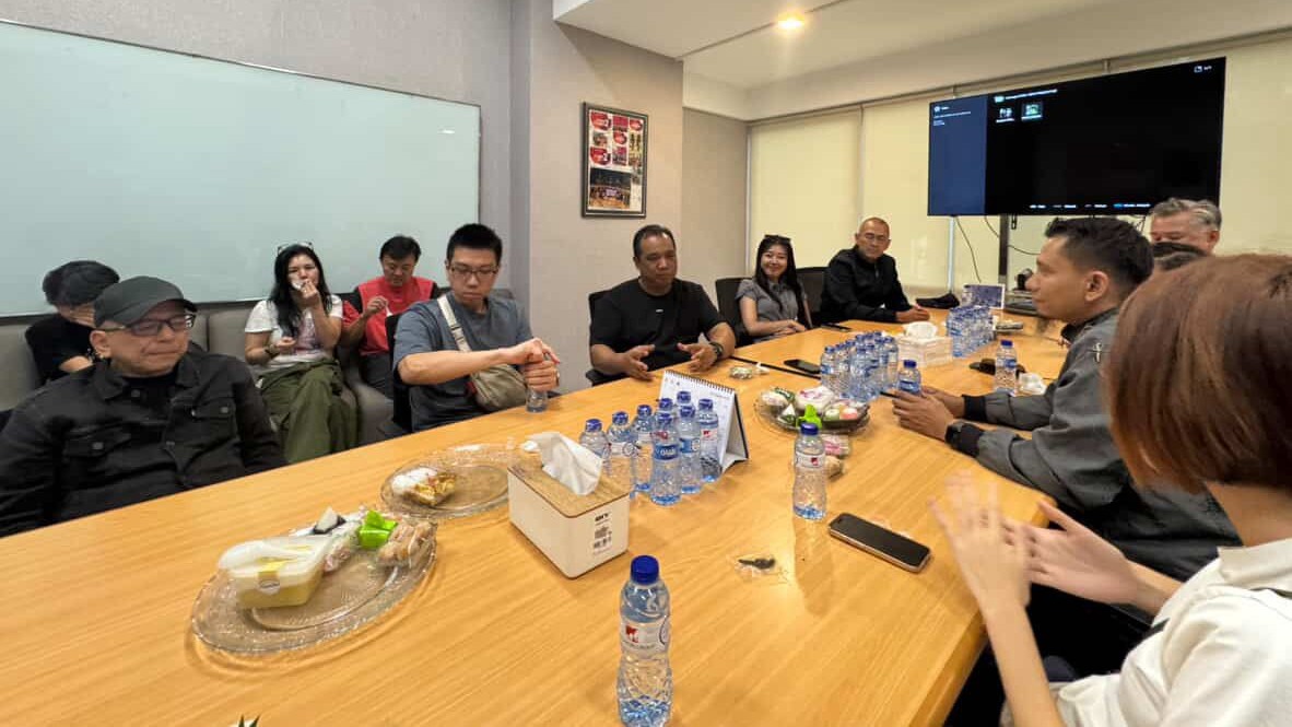 An interactive discussion session between Mrs Irawulan and the UTAR delegation