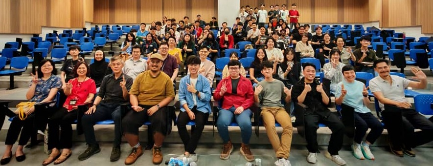 Alumni catching up with their juniors