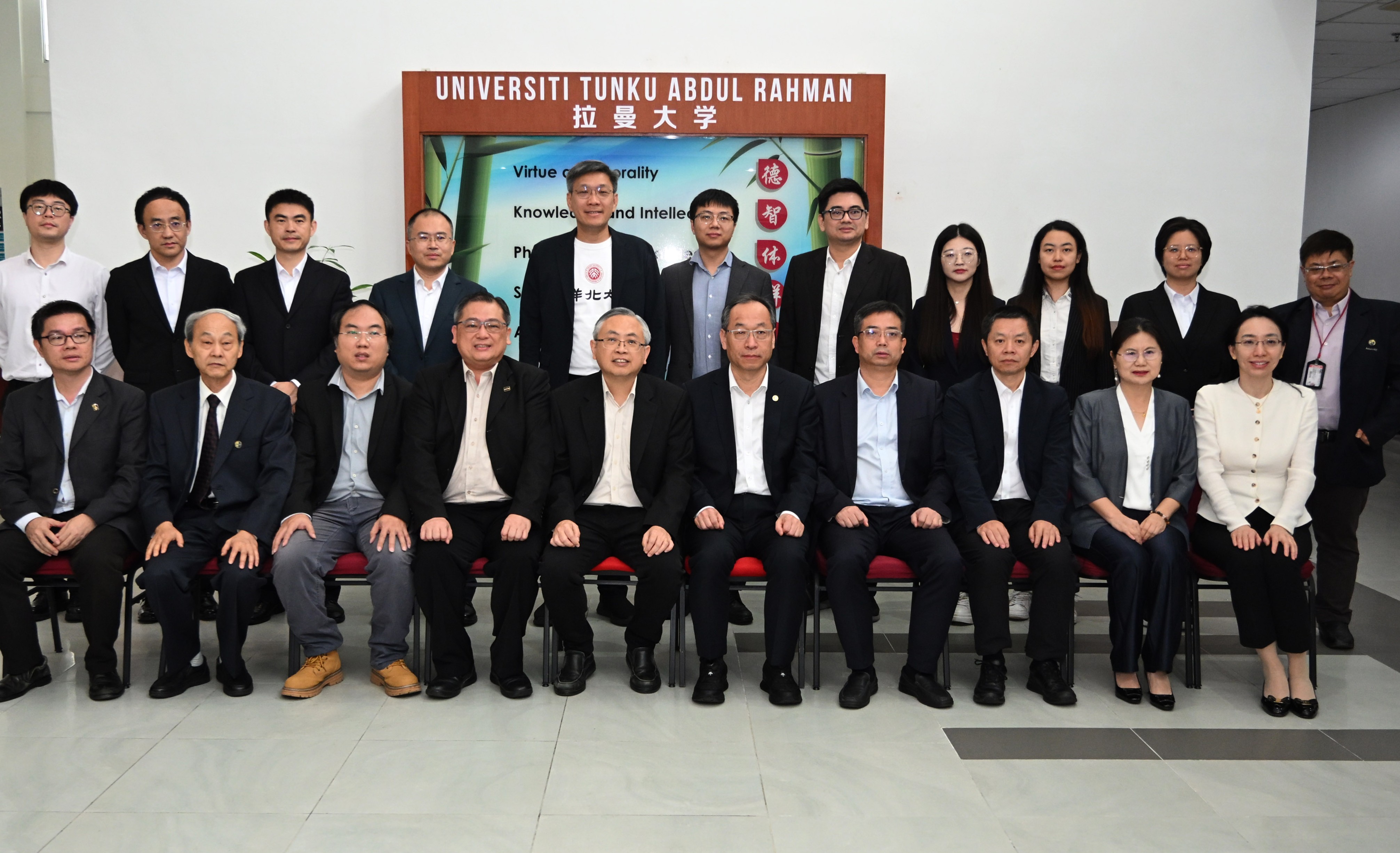 Seated, from left: Dr Lai, Prof Yan, Prof Saw, Dr Chong, Prof Dato’ Ewe, Prof Zhang, Prof Zou, Dr Wang, Dr Zhang and Prof Song