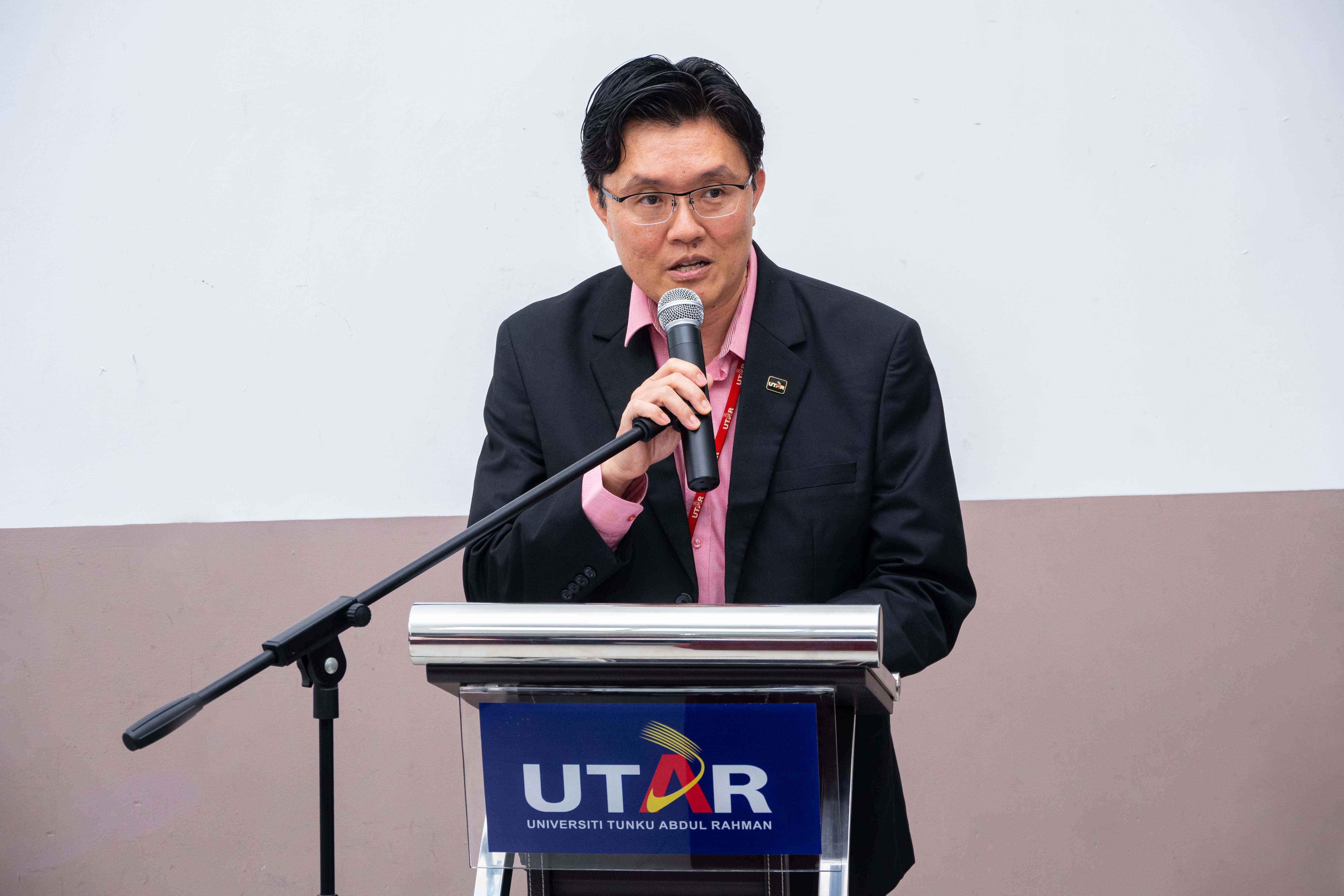 Prof Goi welcoming the exchange students to UTAR