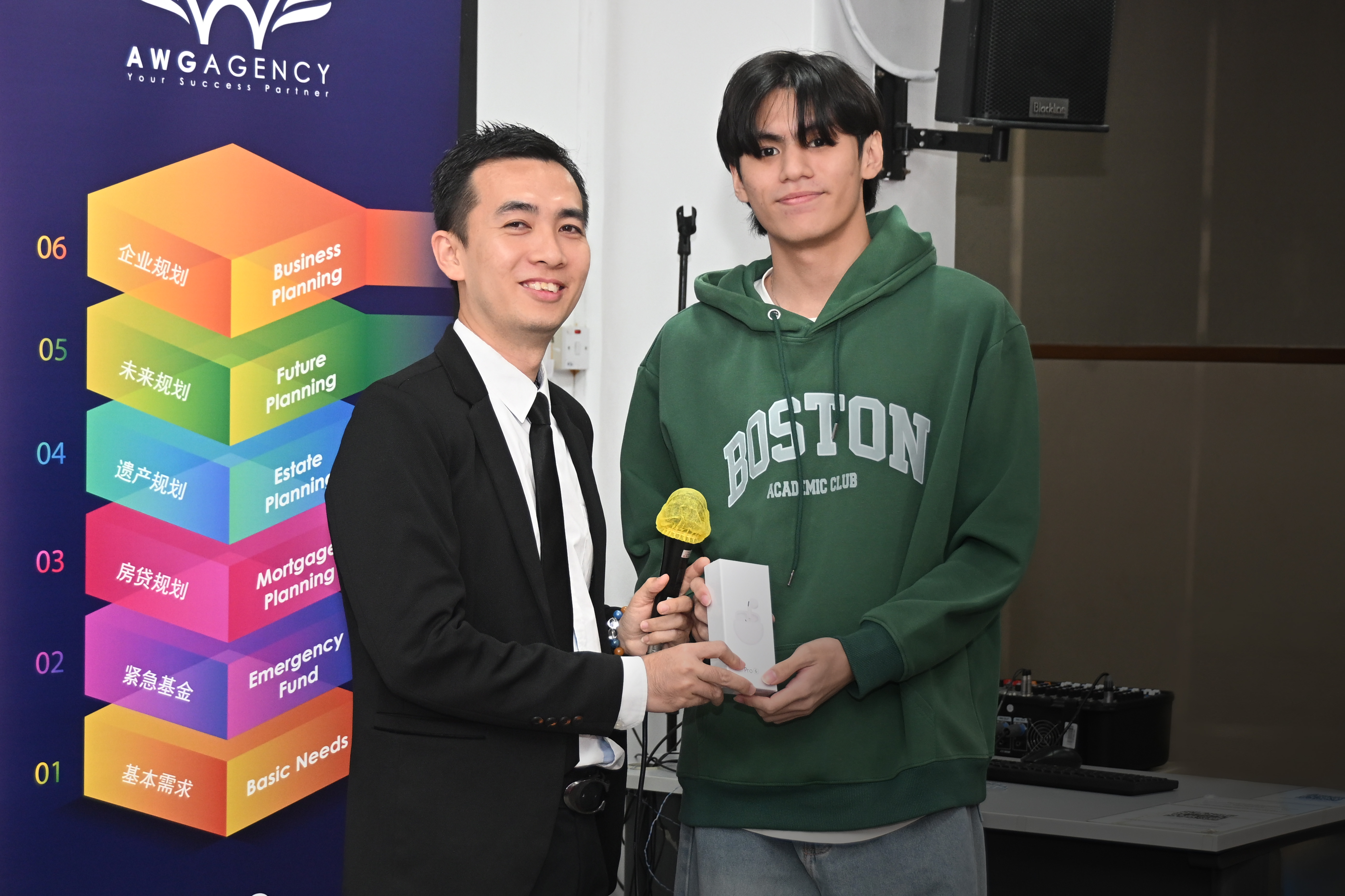 Mr Wong presenting the prizes to the top achievers in the quiz he prepared