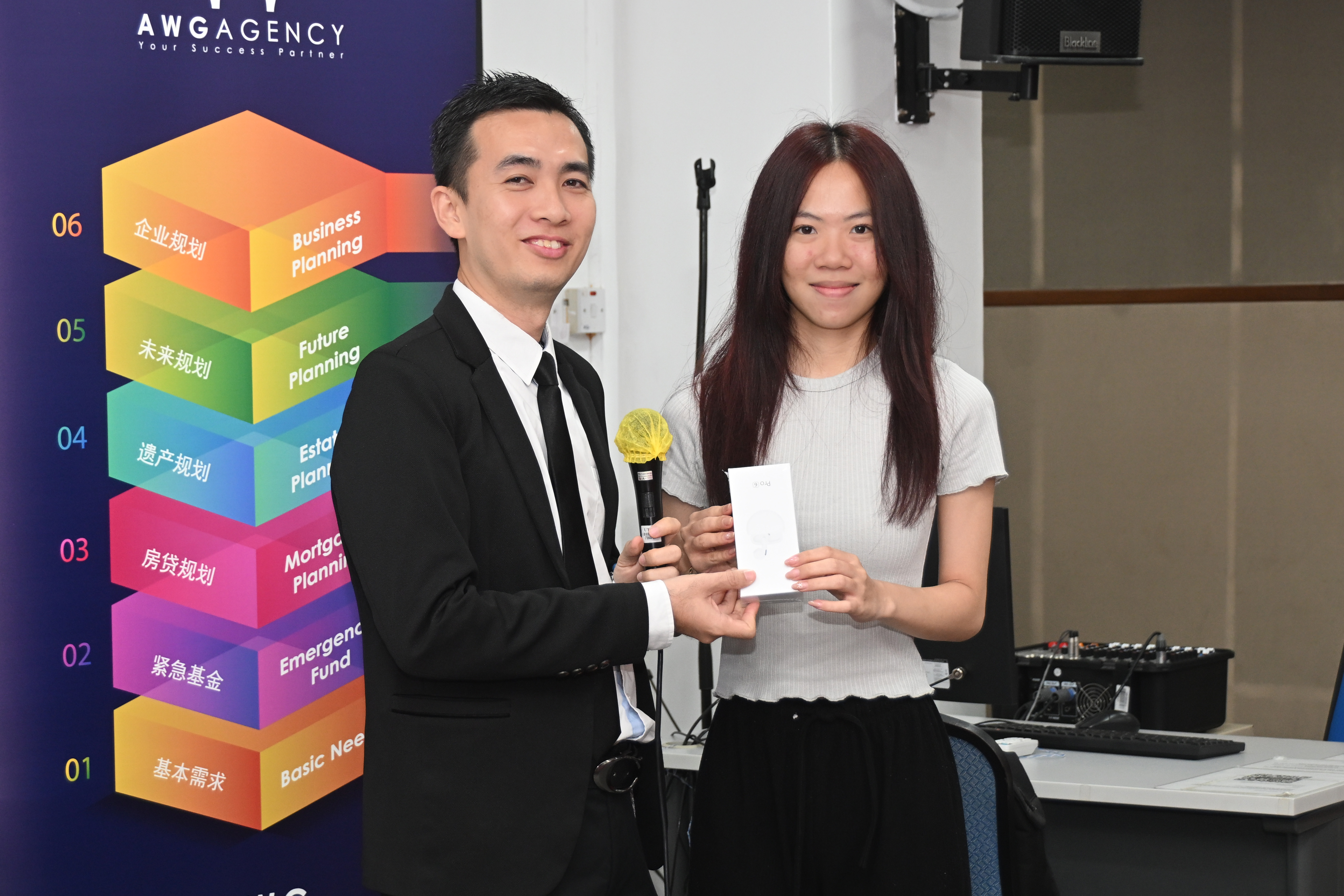 Mr Wong presenting the prizes to the top achievers in the quiz he prepared