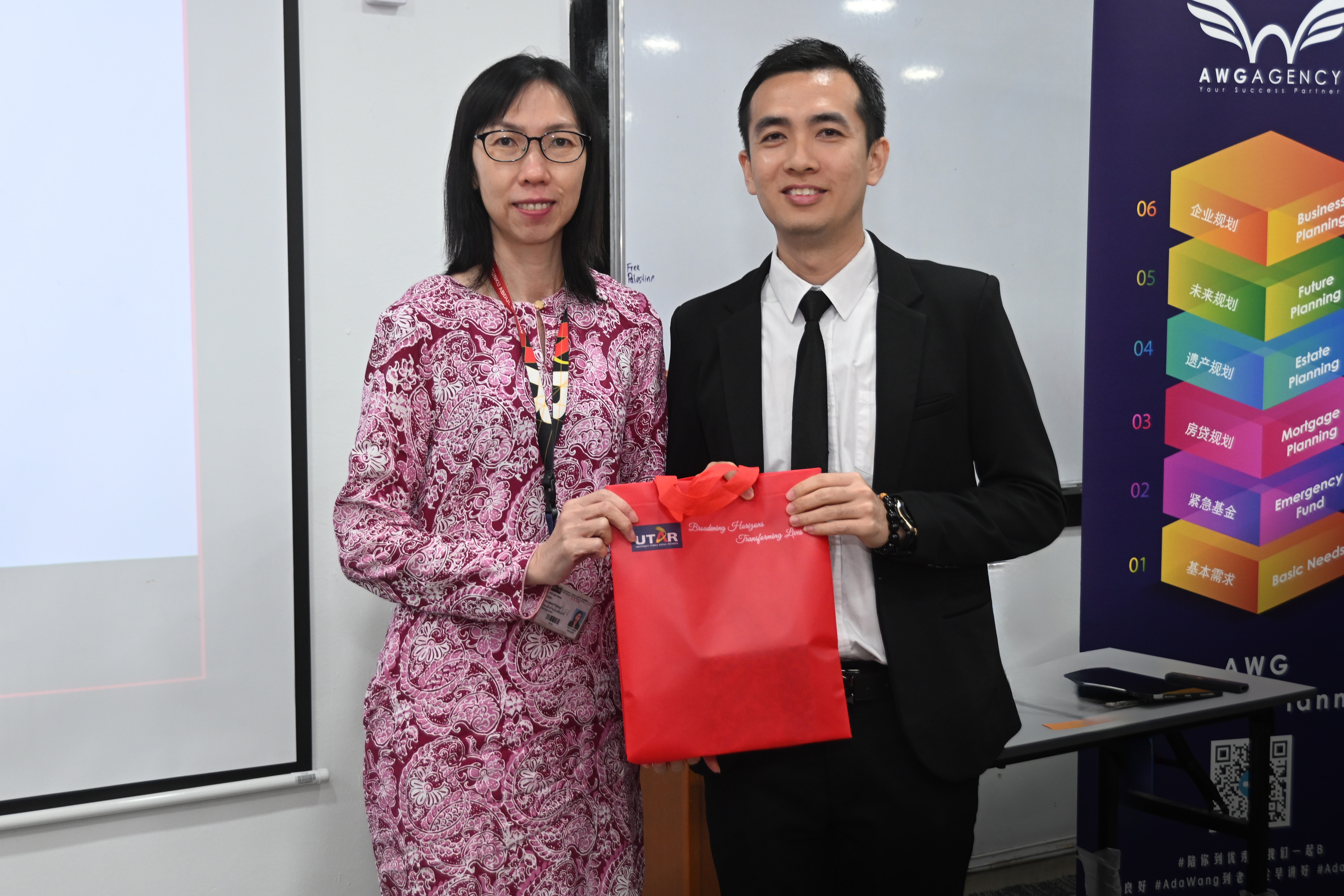 Assoc Prof Dr Low Mei Peng presenting a token of appreciation to Mr Wong