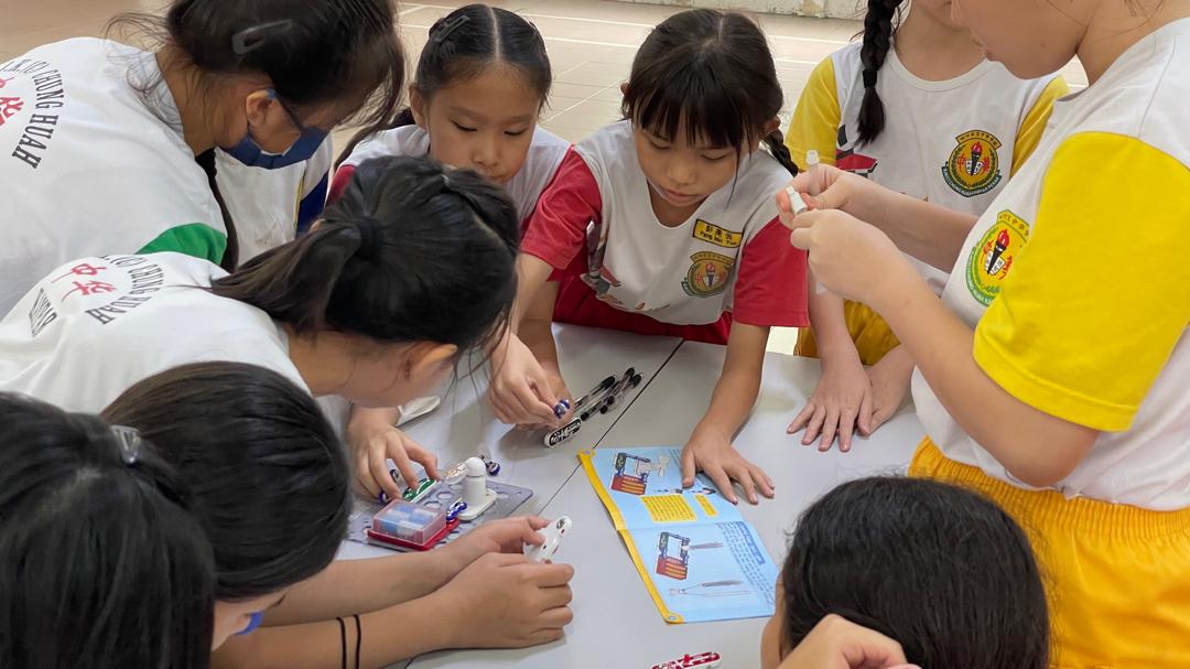 Students of SJK(C) Chung Huah, Kampar, exploring basic electronic circuits during the Electronic Blocks Workshop