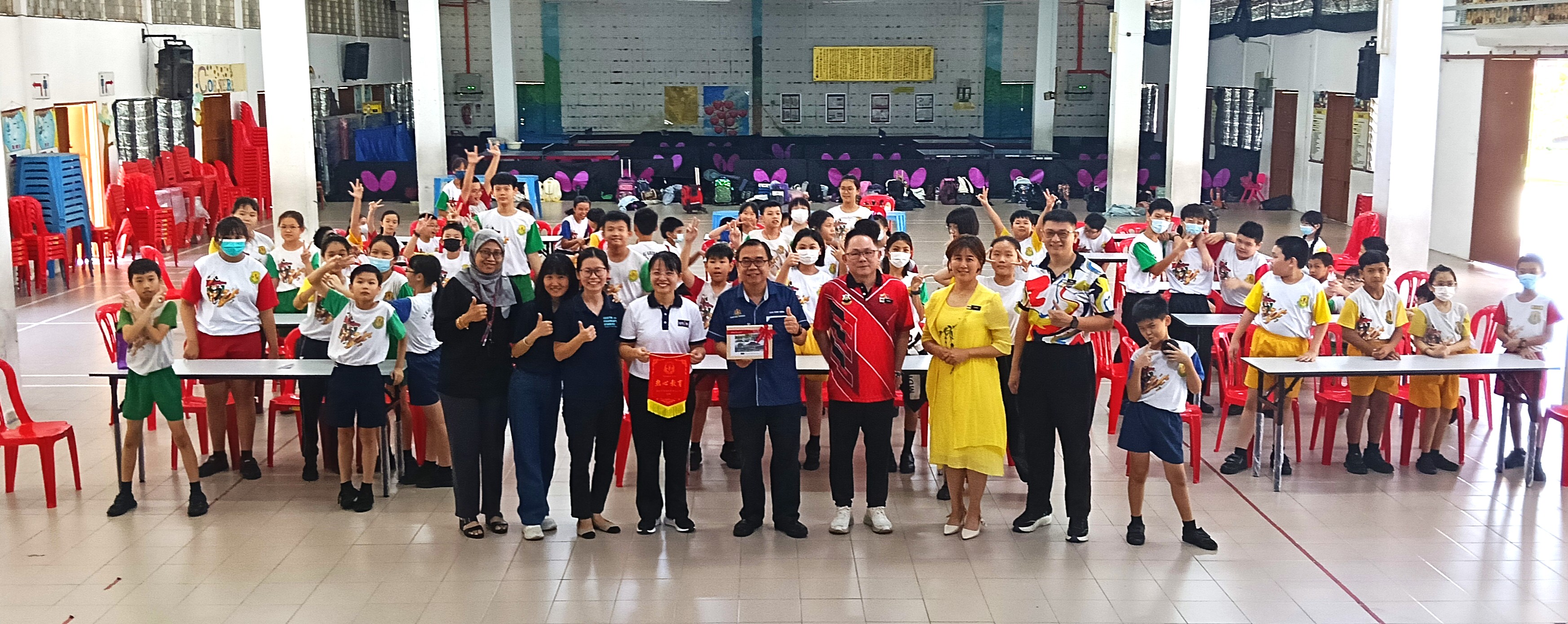 UTAR staff and students of SJK(C) Chung Huah, Kampar, in a group photo during the STEM Activity Series aimed at promoting interest in science and engineering