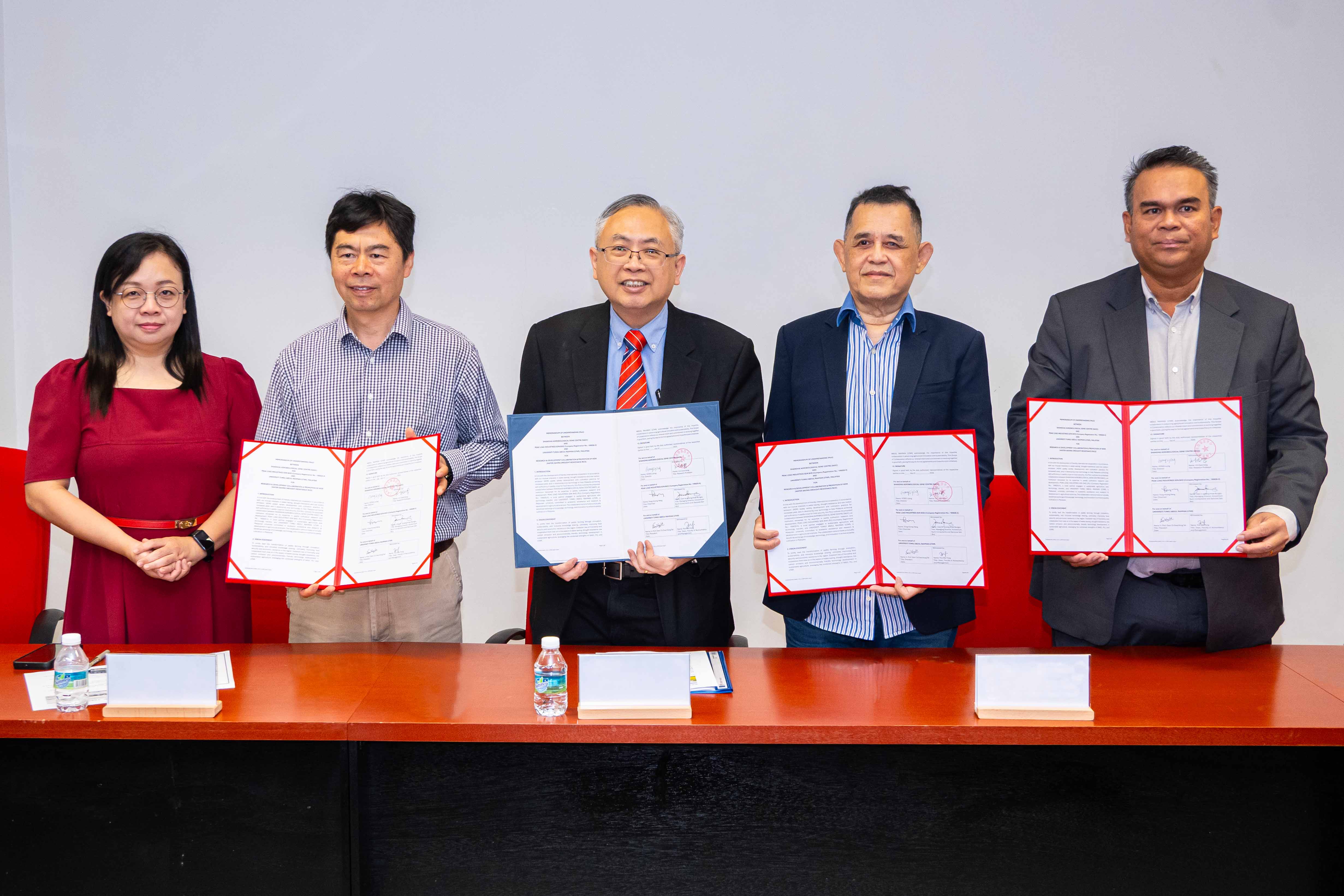 From left: Dean of Faculty of Accountancy and Management Assoc Prof Dr Pok Wei Fong, Prof Dr Liu, Prof Dato’ Ewe, Mr Fong and Dato’ Ir Janang Anak Bungsu with the signed MoU