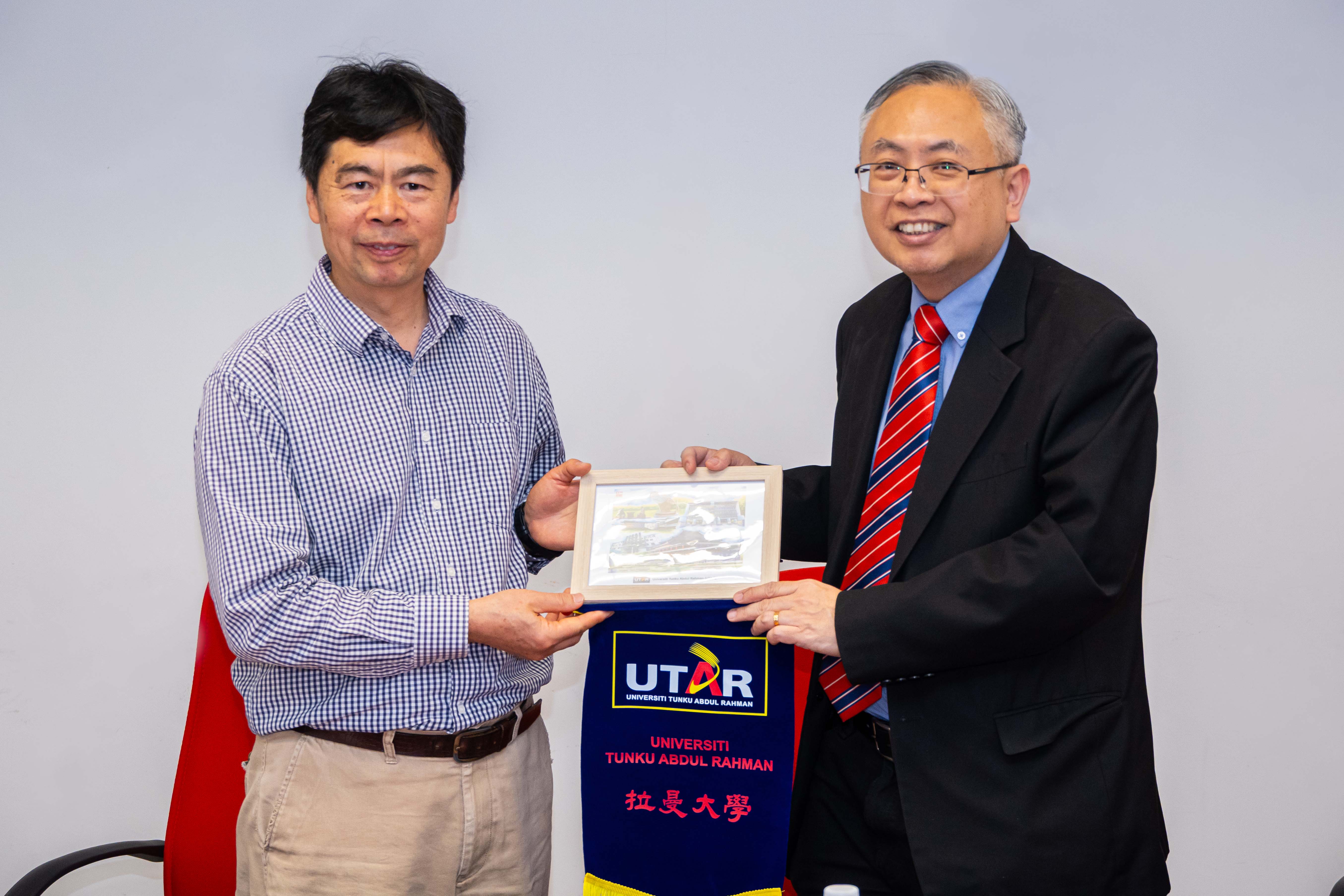 Prof Dato’ Ewe (right) exchanging token of appreciation with Prof Dr Liu (left)
