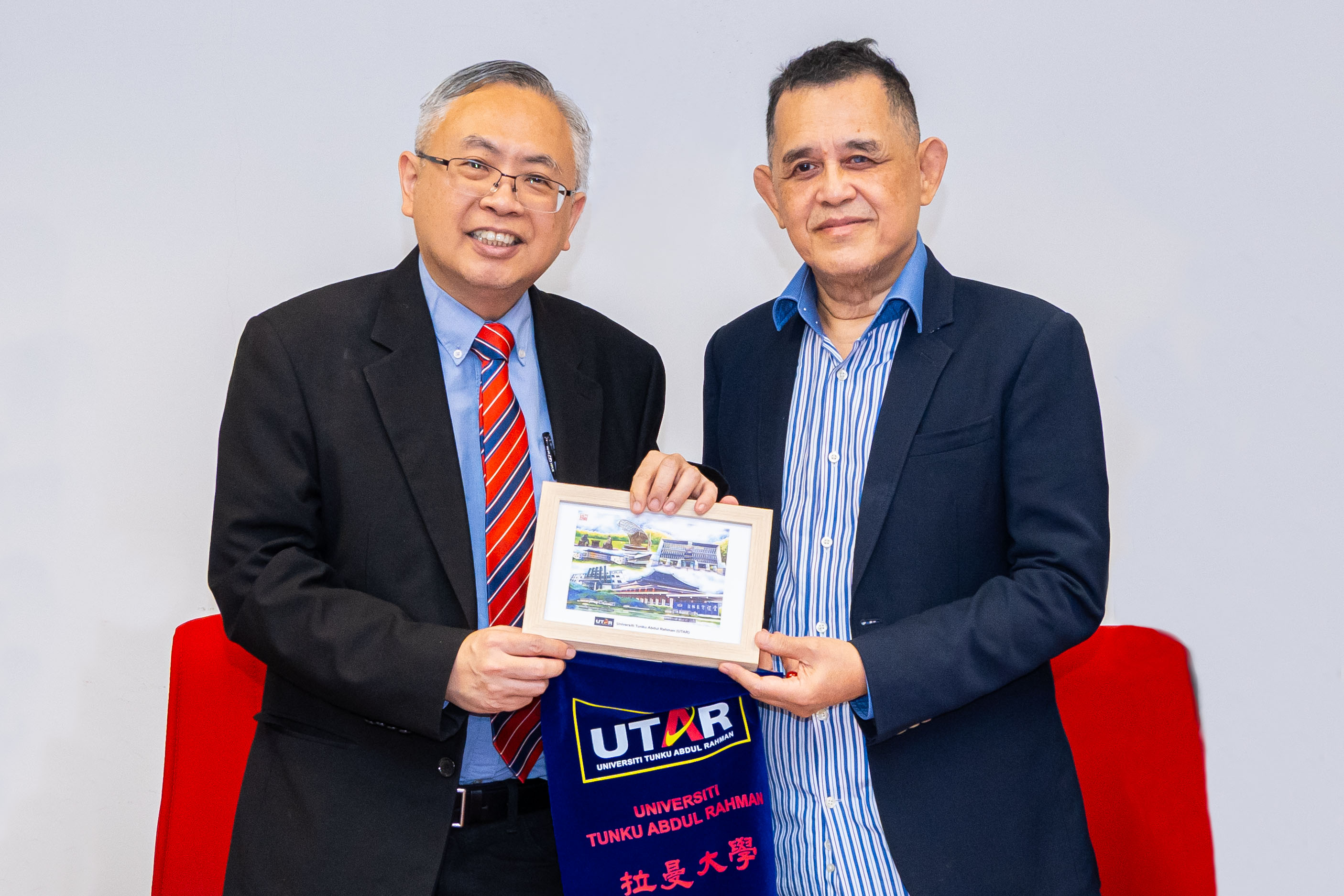 Prof Dato’ Ewe presenting a token of appreciation to Mr Fong