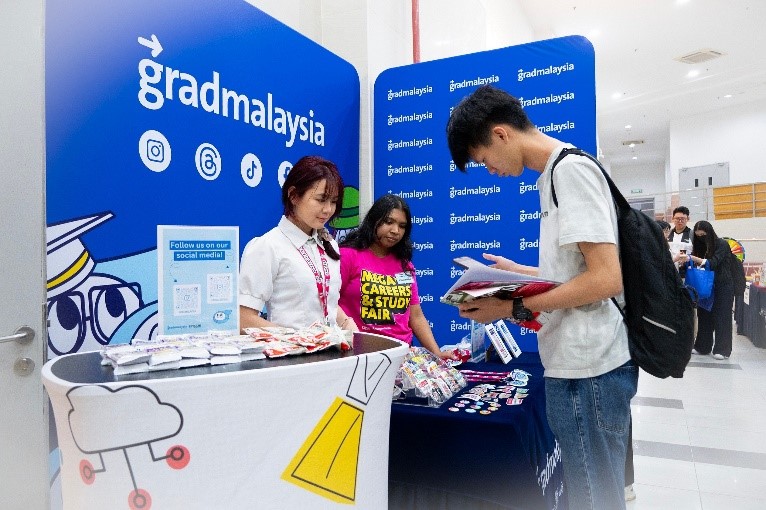 Students visiting gradmalaysia’s booth— UTAR Career Day partner